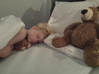 Little boy sleeping in bed with teddy bear - MJF001495