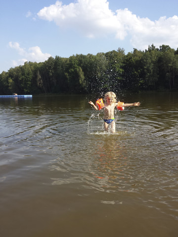 Kleiner Junge beim Baden im See, lizenzfreies Stockfoto