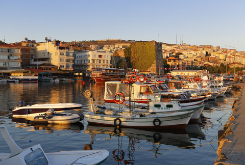 Türkei, Schwarzmeerregion, Provinz Sinop, Sinop, Fischerhafen und Festung im Abendlicht, lizenzfreies Stockfoto