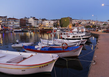 Türkei, Schwarzmeerregion, Provinz Sinop, Sinop, Fischerhafen und Festung im Abendlicht - SIEF006089