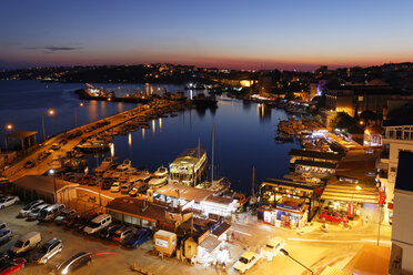 Türkei, Schwarzmeerregion, Provinz Sinop, Sinop, Blick auf den Fischereihafen im Abendlicht - SIEF006090