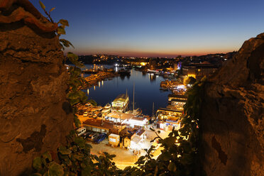 Türkei, Schwarzmeerregion, Provinz Sinop, Sinop, Blick von der Festung zum Fischereihafen im Abendlicht - SIEF006091