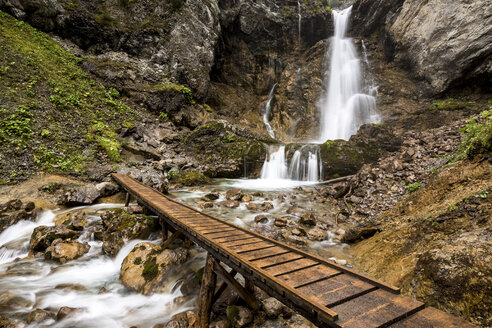 Österreich, Vorarlberg, Lechtaler Alpen, Wasserfall im Spullerwald - STSF000539