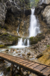 Österreich, Vorarlberg, Lechtaler Alpen, Wasserfall im Spullerwald - STSF000540