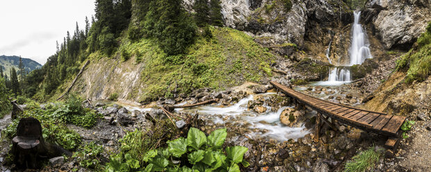 Österreich, Vorarlberg, Lechtaler Alpen, Wasserfall im Spullerwald - STSF000541