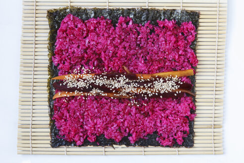 Zubereitung von Maki Sushi mit Karotten und Roter Bete - EVGF001011