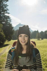 Österreich, Tirol, Tannheimer Tal, Porträt einer jungen Wanderin - UUF002109