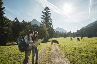 Österreich, Tirol, Tannheimer Tal, zwei junge Wanderer mit Wanderkarte - UUF002110