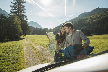 Österreich, Tirol, Tannheimer Tal, zwei junge Wanderer mit Wanderkarte - UUF002111