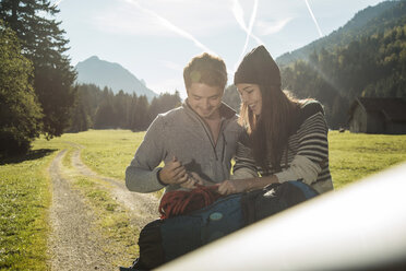 Österreich, Tirol, Tannheimer Tal, zwei junge Wanderer mit Seil und Rucksack - UUF002112