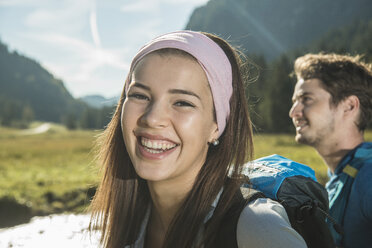 Österreich, Tirol, Tannheimer Tal, Porträt einer fröhlichen jungen Frau mit Haarband - UUF002115