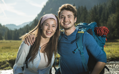 Österreich, Tirol, Tannheimer Tal, Portrait eines jungen Wanderpaares, lizenzfreies Stockfoto