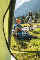 Österreich, Tirol, Tannheimer Tal, zwei junge Wanderer beim Ausruhen - UUF002120