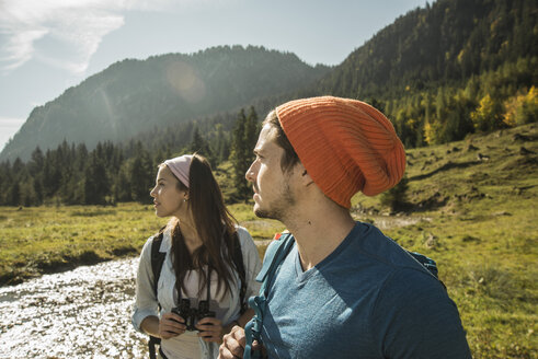 Österreich, Tirol, Tannheimer Tal, zwei junge Wanderer beobachten die Landschaft - UUF002123