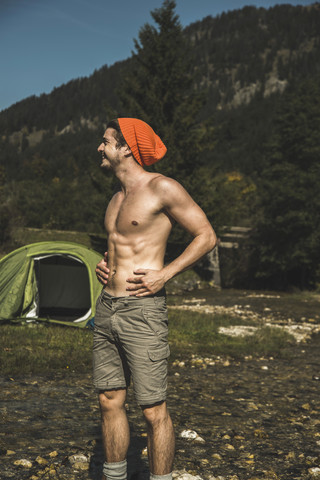 Österreich, Tirol, Tannheimer Tal, junger Wanderer beim Ausruhen, lizenzfreies Stockfoto