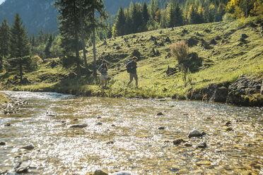 Österreich, Tirol, Tannheimer Tal, junges Paar beim Wandern - UUF002139