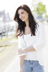 Portrait of smiling young woman - GDF000477