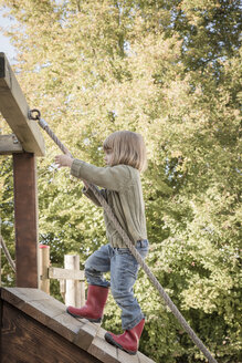 Kleines Mädchen klettert auf Spielplatzgerät - LVF002006