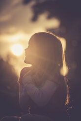 Silhouette eines kleinen Mädchens bei abendlichem Gegenlicht - SARF000887