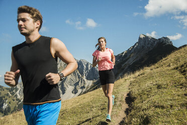 Österreich, Tirol, Tannheimer Tal, junges Paar joggt in den Bergen - UUF002052