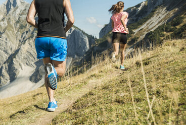 Österreich, Tirol, Tannheimer Tal, junges Paar joggt in den Bergen - UUF002058