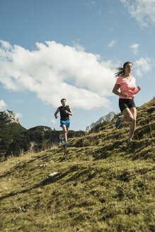 Österreich, Tirol, Tannheimer Tal, junges Paar joggt in den Bergen - UUF002065