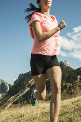 Österreich, Tirol, Tannheimer Tal, junge Frau joggt in den Bergen - UUF002078