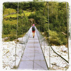 Schweiz, Val Verzasca, Frau auf Brücke - GWF003239