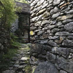 Schweiz, Val Verzasca, Haus in Ganne - GWF003251