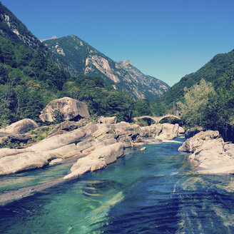 Schweiz, Tessin, Lavertezzo, Brücke über den Verzasca-Fluss - GWF003201