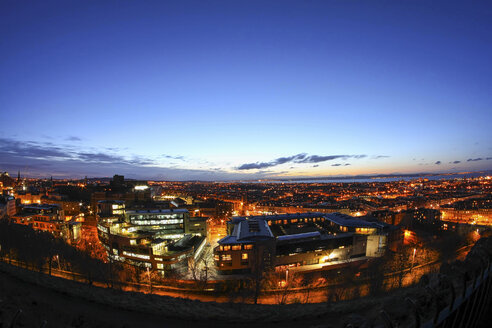 Großbritannien, Schottland, Edinburgh, Stadtbild zur blauen Stunde - DLF000021