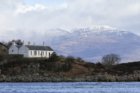 UK, Schottland, Isle of Skye, Haus an der Küste, lizenzfreies Stockfoto