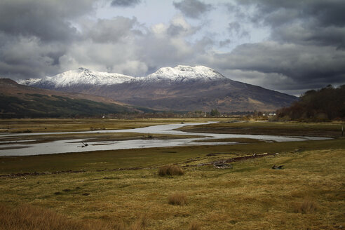 UK, Schottland, Highlands, Fluss in ländlicher Landschaft - DLF000013