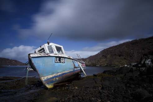 UK, Schottland, Highlands, altes Boot - DLF000019