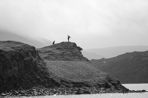 Großbritannien, Schottland, Highlands, zwei Personen auf einem Hügel an der Küste - DLF000014