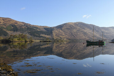UK, Schottland, Highlands, Glen Coe, Boot auf See - DLF000015