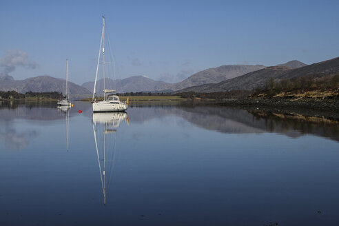 UK, Schottland, Highlands, Glen Coe, Segelboot auf See - DLF000016