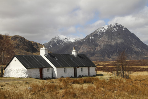 UK, Schottland, Hochland, Glen Coe, Einsames Haus, lizenzfreies Stockfoto