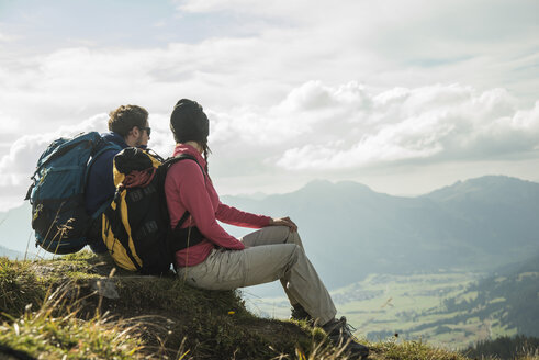 Österreich, Tirol, Tannheimer Tal, junges Paar rastet auf Wandertour - UUF002259