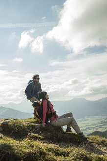 Österreich, Tirol, Tannheimer Tal, junges Paar rastet auf Wandertour - UUF002261