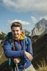 Österreich, Tirol, Tannheimer Tal, junger Mann beim Wandern - UUF002264