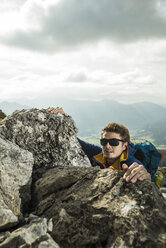 Österreich, Tirol, Tannheimer Tal, junger Mann beim Klettern am Fels - UUF002226