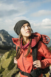 Österreich, Tirol, Tannheimer Tal, junge Frau schaut nach oben - UUF002214