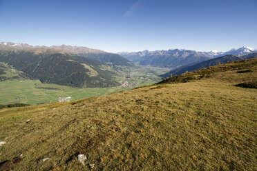 Italien, Südtirol, Watlesgebiet, Blick auf Ortleralpen und Mals - MYF000583