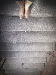 Frau in Stiefeln auf der Treppe - LVF002026