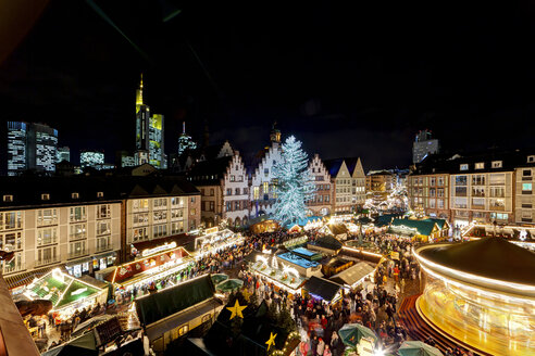 Deutschland, Hessen, Frankfurt, Weihnachtsmarkt bei Nacht - AMF002935