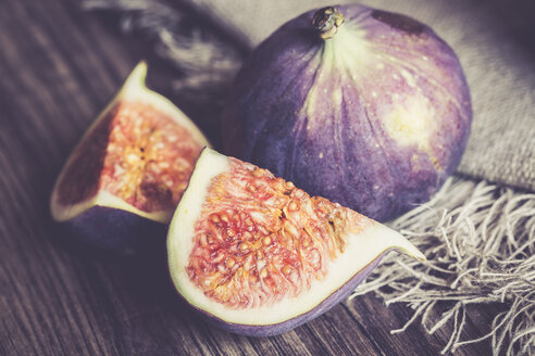 Whole and sliced fig, close-up - SARF000893