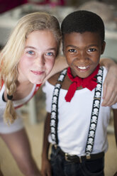 Porträt eines lächelnden Mädchens und eines Jungen in Piraten-Hosenträgern - ZEF001336