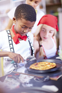 Als Piraten verkleidete Kinder essen Pizza auf einer Party - ZEF001342