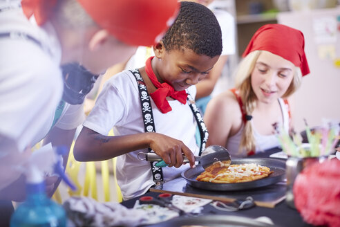 Als Piraten verkleidete Kinder essen Pizza auf einer Party - ZEF001343